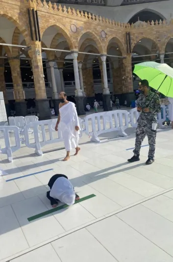 تصرف إنساني راق..ماذا فعل رجل أمن مع طفلة تصلي تحت الشمس داخل الحرم؟