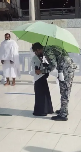 تصرف إنساني راق..ماذا فعل رجل أمن مع طفلة تصلي تحت الشمس داخل الحرم؟