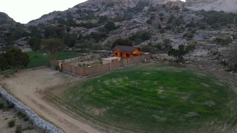 «كوخ الجبال» يثير دهشة الزوار في تنومة السعودية (فيديو) 