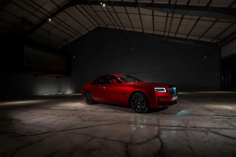 «رولز-رويس» تُطلق سيارة بلاك بادج جوست بطابع جريء