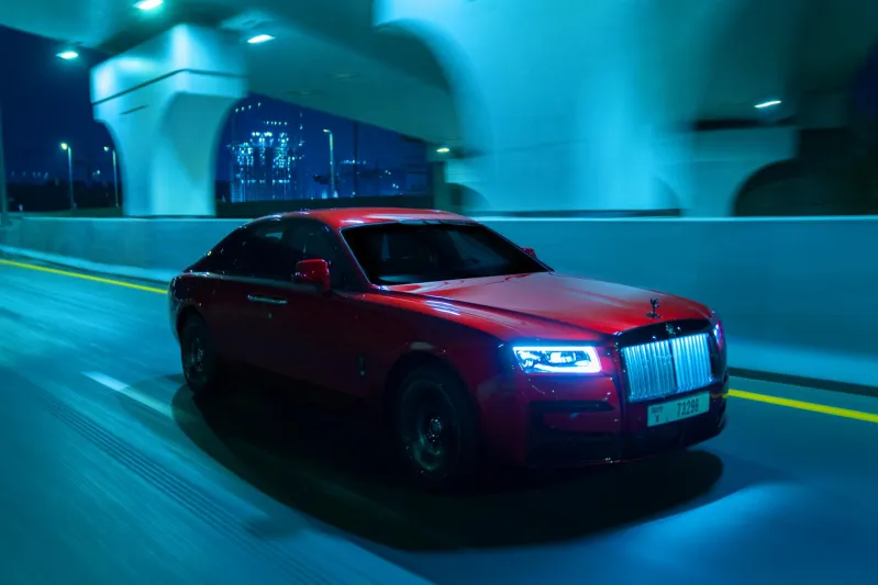«رولز-رويس» تُطلق سيارة بلاك بادج جوست بطابع جريء