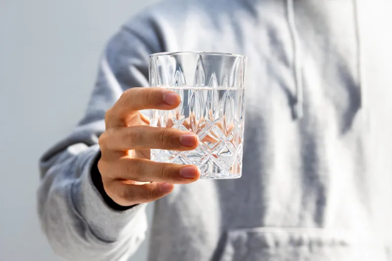 تصرف خطير يتعلق بشرب الماء في السحور يهددك بالتسمم المائي (فيديو)