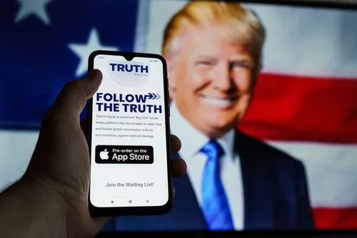 بعد شرائه تويتر.. إيلون ماسك يدعم منصة Truth Social