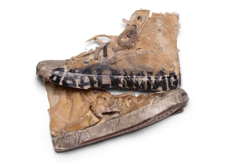 دار أزياء فرنسية فاخرة تبيع أحذية بحالة سيئة جدًا بأسعار باهظة