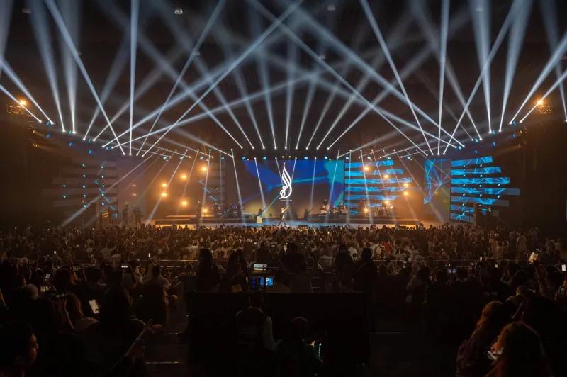 أبرز لقطات حفل أحمد سعد وحسن شاكوش وعمر كمال في جدة (فيديو)