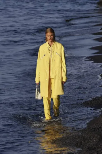 لصيف مشرق بالألوان.. إطلالات جريئة ومميزة باللون الأصفر (صور)