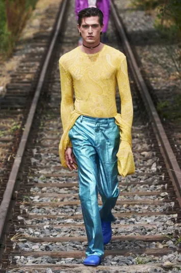 لصيف مشرق بالألوان.. إطلالات جريئة ومميزة باللون الأصفر (صور)