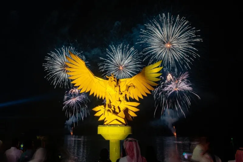 موسم جدة 2022 يطلق الألعاب النارية احتفالاً بالعيد
