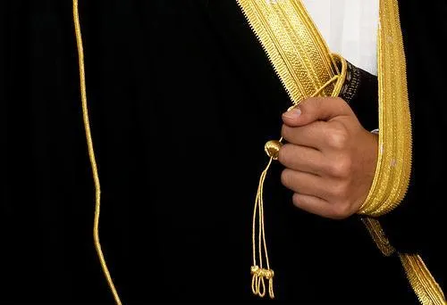 البروتوكول لبس البشت خلال أيام الأسبوع (فيديو)