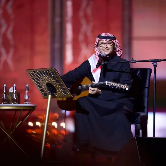 بكاء الفنان عبدالمجيد عبدالله في حفل دبي (فيديو)