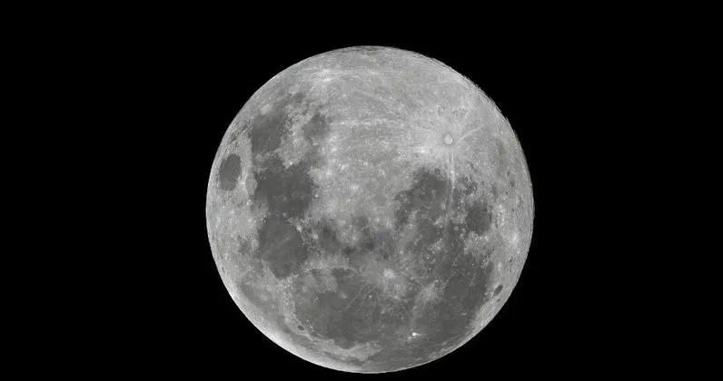 هل رصدت وكالة ناسا انشقاق القمر؟