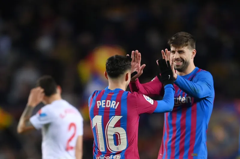 يتصدرهم «بيكيه».. لاعبون مدللون ولدوا بـ«ملاعق ذهبية»