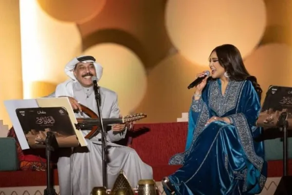 قُبلة من عبدالله الرويشد لأحلام تثير جدلاً واسعًا (فيديو)