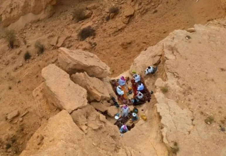 أعلى حافة جبل طويق.. إفطار رمضاني في أخطر مكان في المملكة