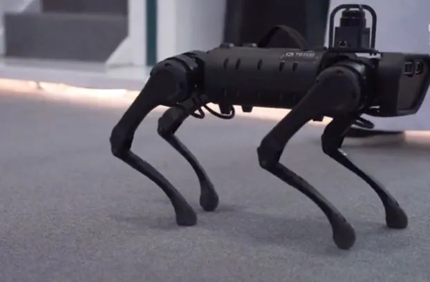 روبوت بأيد سعودية يبهر زوار المؤتمر الدولي للتعليم (فيديو)