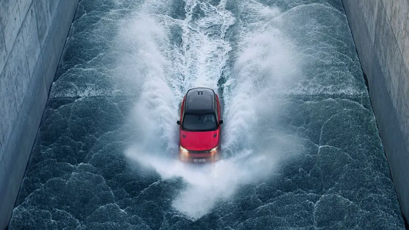 في سابقة عالمية.. رانج روفر سبورت 2023 تتحدى أطنانًا من المياه المتدفقة (فيديو)