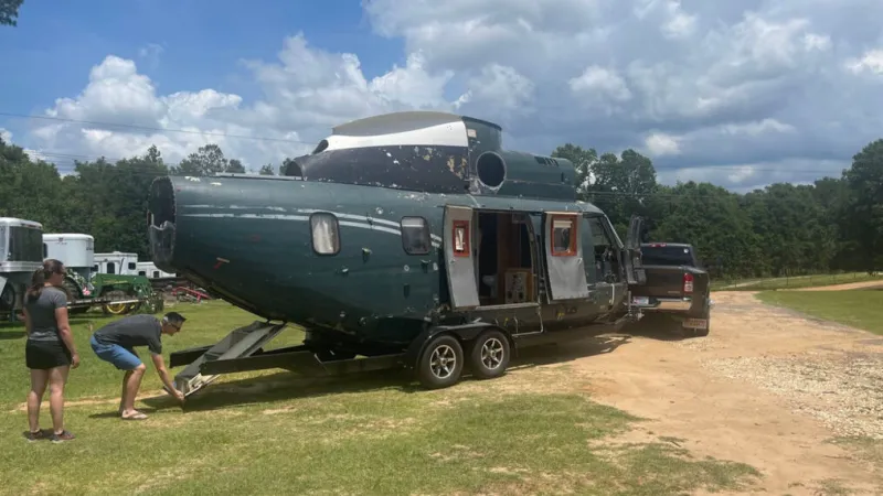 زوجان يحولان طائرة هليكوبتر إلى منزل متنقل 