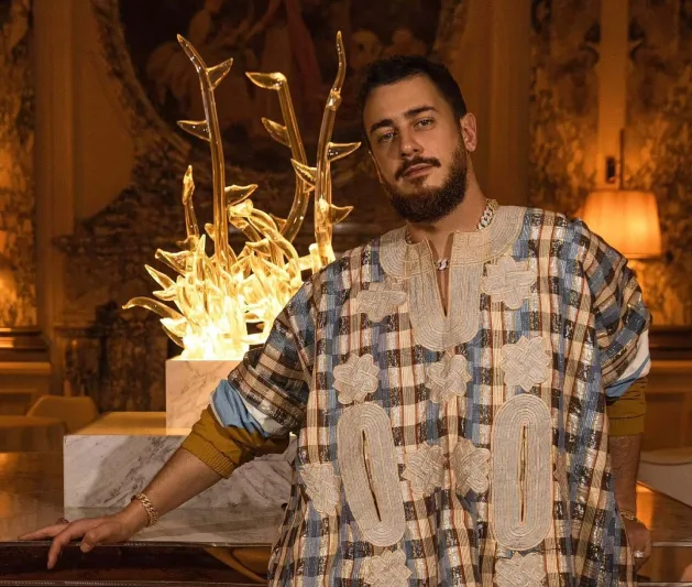 "الحلق اللي عامل قلق" أولى مفاجآت سعد لمجرد خلال موسم الصيف