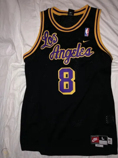 عرض قميص براينت بمزاد علني بسعر 5 ملايين دولار 