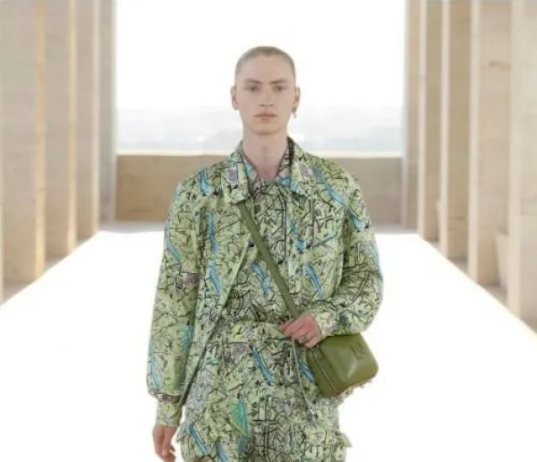 لإطلالة صيفية منعشة.. أشهر القمصان الشبابية المطبّعة من دور الأزياء