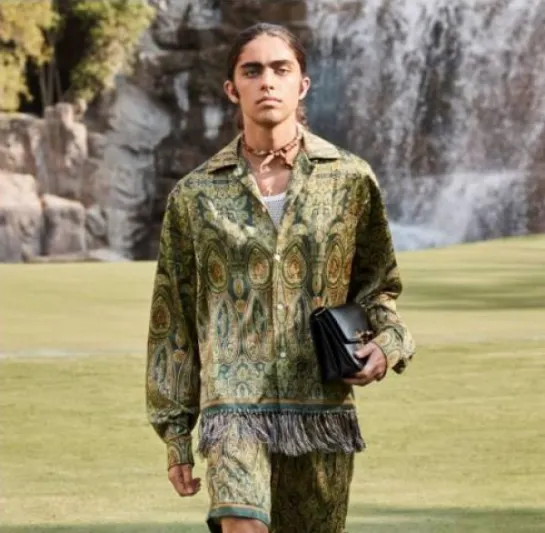 لإطلالة صيفية منعشة.. أشهر القمصان الشبابية المطبّعة من دور الأزياء