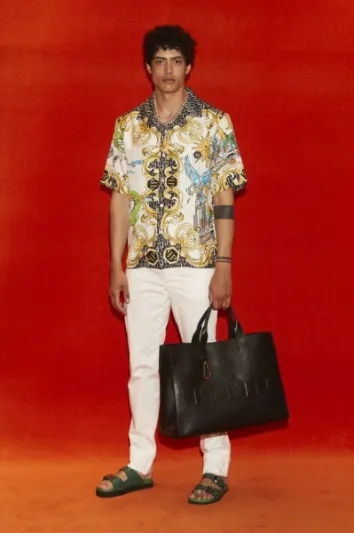 لإطلالة صيفية منعشة.. أشهر القمصان الشبابية المطبّعة من دور الأزياء