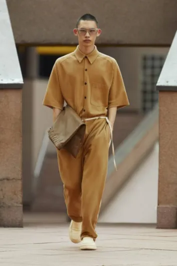 لإطلالة مميزة ومريحة.. أجمل موديلات القمصان الفضفاضة