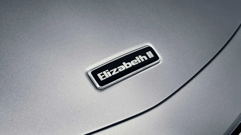 نسخة خاصة من «مكلارين» للملكة إليزابيث تحمل اسمها (صور)