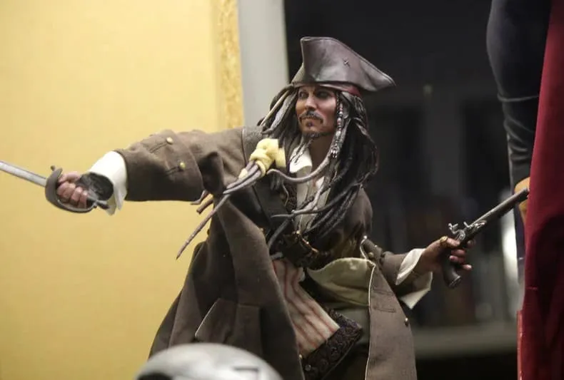 «جاك سبارو» يترك البحر.. ويسطو على المارة تحت تهديد السلاح