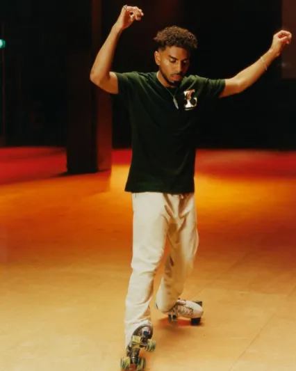 Mr Porter يقود التوعية حول الصحة النفسية مع مجموعة Tee Store الحصرية