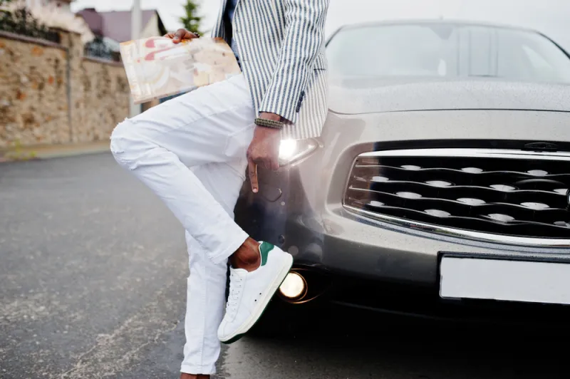 كيفية تنسيق البنطلون الأبيض لإطلالات كاجوال ورسمية 