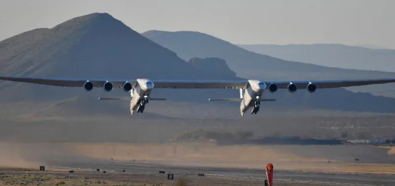 أكبر طائرة في العالم تحلق لارتفاع قياسي.. وتطلق صواريخ للفضاء (فيديو) 