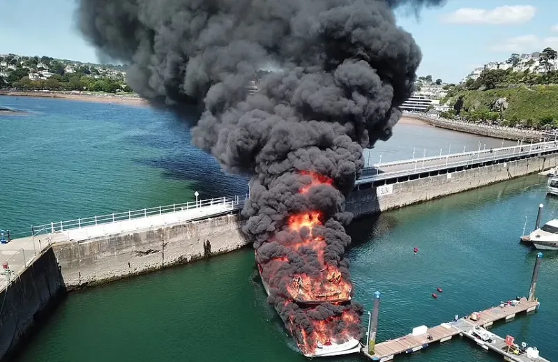 احتراق يخت فاخر بشكل مفاجئ في بريطانيا.. يُقدر بـ 6 ملايين جنيه إسترليني