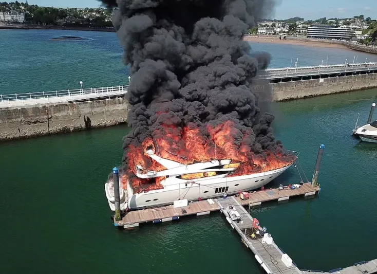 احتراق يخت فاخر بشكل مفاجئ في بريطانيا.. يُقدر بـ 6 ملايين جنيه إسترليني