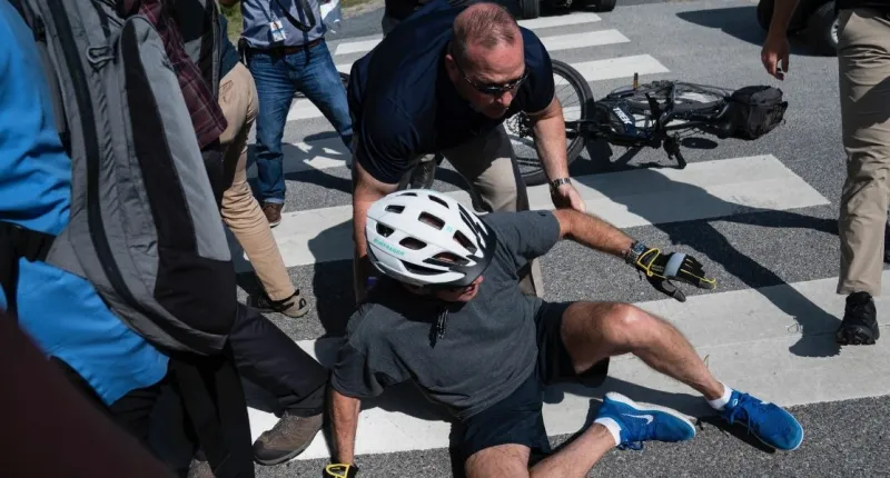 جو بايدن يسقط من على دراجته أمام الصحفيين