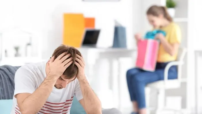 الزوجة المبذرة.. طرق التعامل مع العدو اللدود للحياة الزوجية