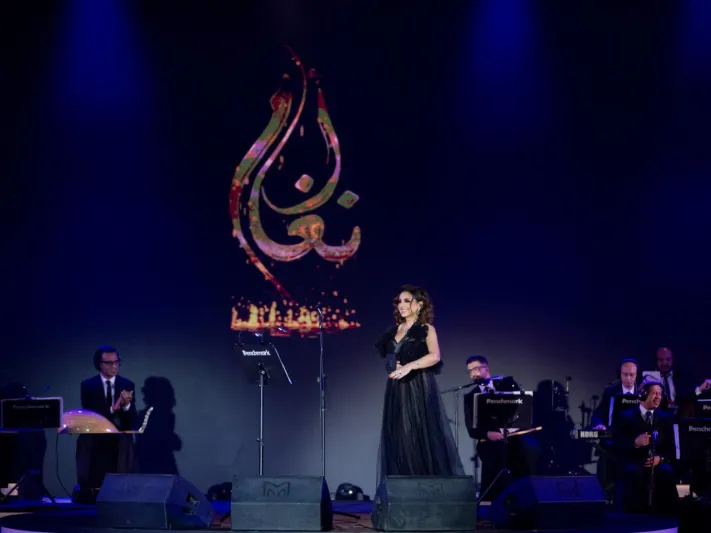 الظهور الأول لأنغام برباط الكتف في حفلها بجدة (فيديو) 