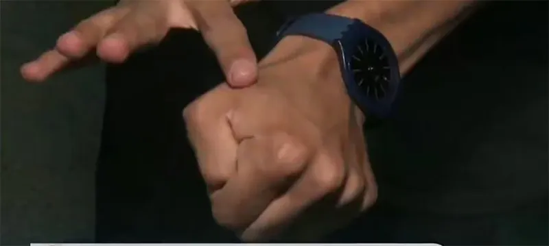 شاب سعودي يبتكر تقنية للتحكم في سيارته بشريحة إلكترونية (فيديو)