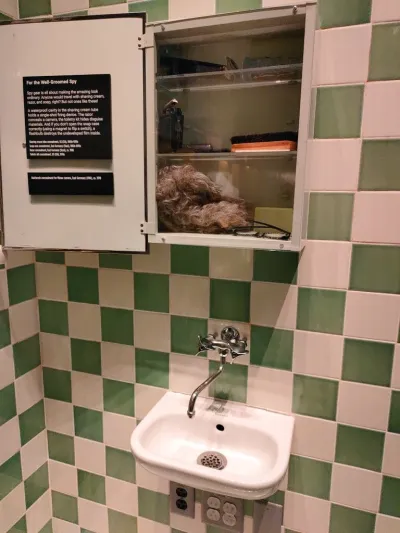 10 صور من متحف «الجاسوسية العالمية».. يحتوي على مقتنيات نادرة وغريبة