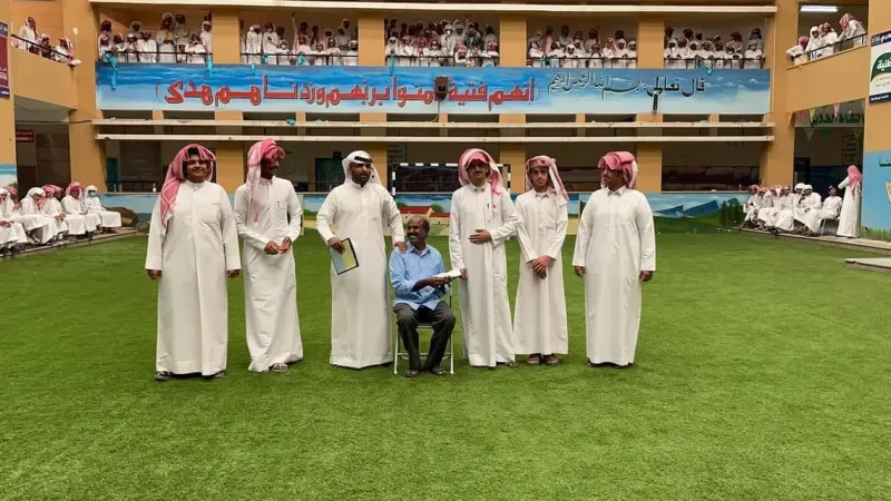 تفاعل واسع مع طريقة وداع طلاب مدرسة سعودية لعامل نظافة قبل سفره (فيديو)