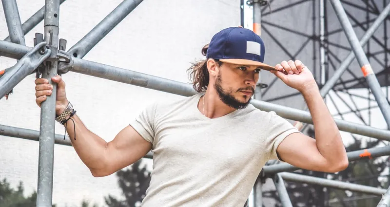 أحدث تصميمات قبعات البيسبول لإطلالات صيفية من أشهر الماركات