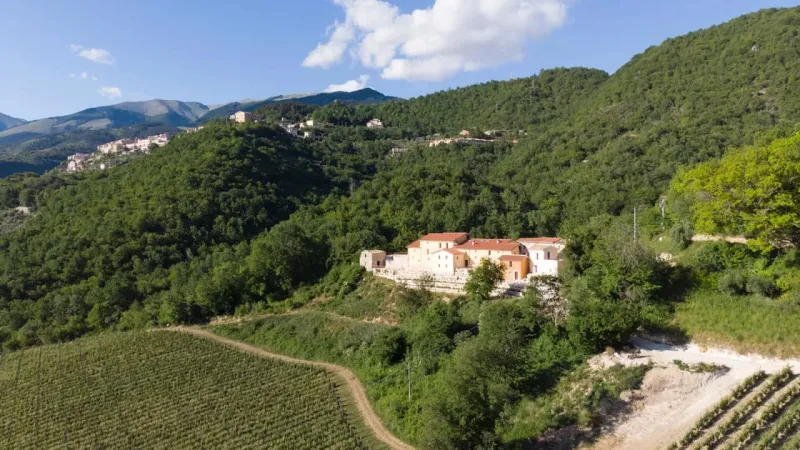  رجل أعمال يشتري قرية كاملة في إيطاليا