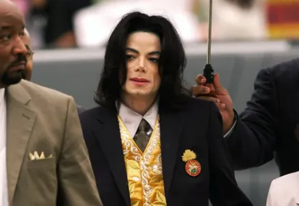 أزياء لا تنسى في تاريخ أسطورة البوب «مايكل جاكسون» (صور)