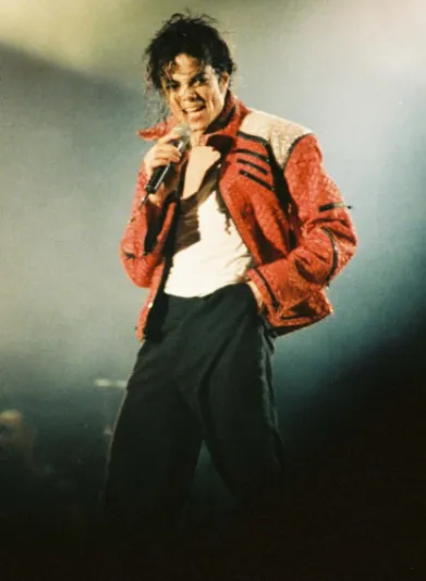 أزياء لا تنسى في تاريخ أسطورة البوب «مايكل جاكسون» (صور)