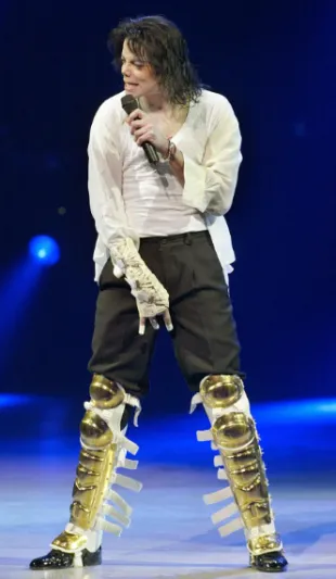 أزياء لا تنسى في تاريخ أسطورة البوب «مايكل جاكسون» (صور)