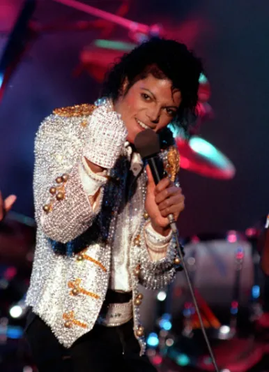 أزياء لا تنسى في تاريخ أسطورة البوب «مايكل جاكسون» (صور)