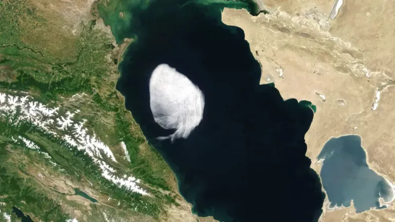 ناسا ترصد سحابة غريبة فوق بحر القزوين تثير التساؤلات