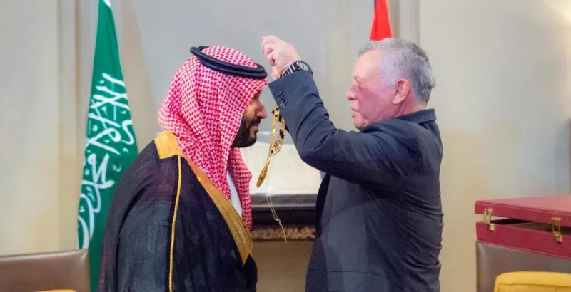 مرصعًا بـ 112 ماسة.. ما الوسام الذي أهداه ملك الأردن للأمير محمد بن سلمان؟