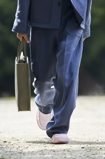 قواعد حمل الحقيبة لطلة أنيقة وجذابة