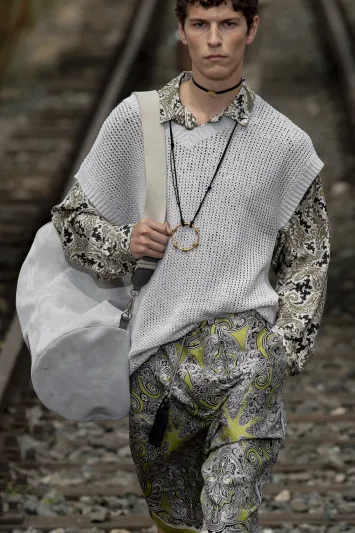 قواعد حمل الحقيبة لطلة أنيقة وجذابة